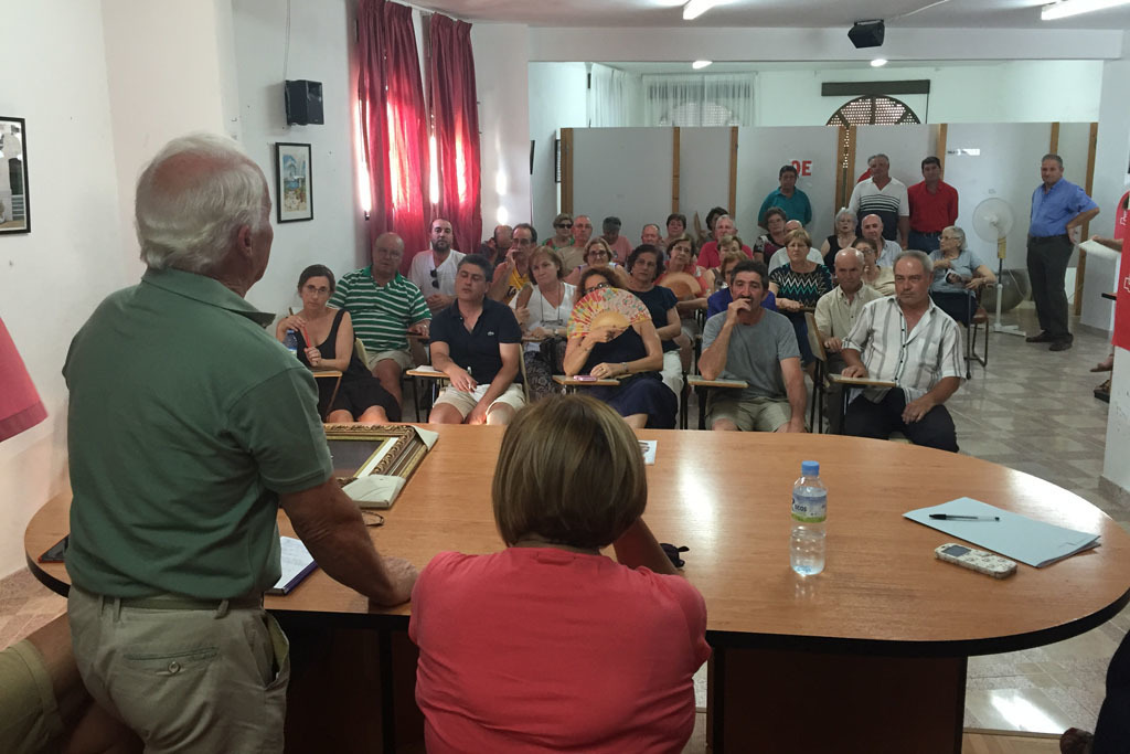 Reunión de la presidenta de la Diputación cacereña con el alcalde y vecinos y vecinas de Conquista de la Sierra