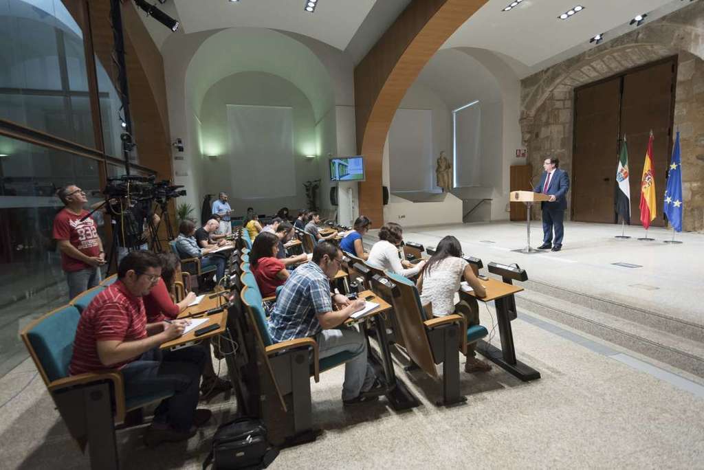 el presidente de la junta de extremadura anuncia que a lo largo de septiembre se sacara el concurso del transporte aereo en la region