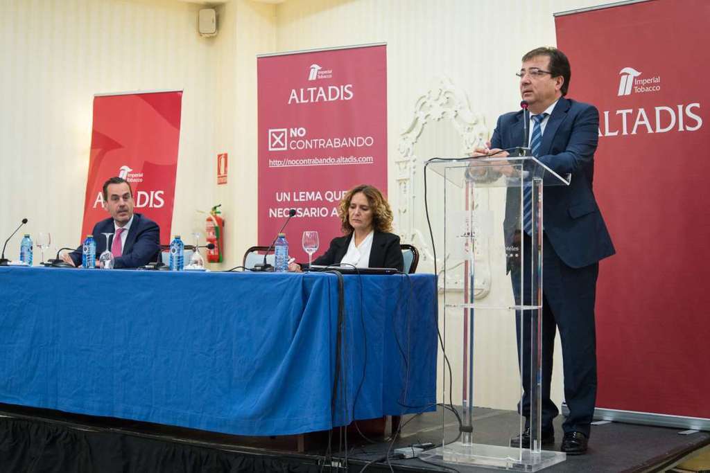 Fernández Vara aboga por seguir produciendo tabaco de calidad para luchar contra el contrabando