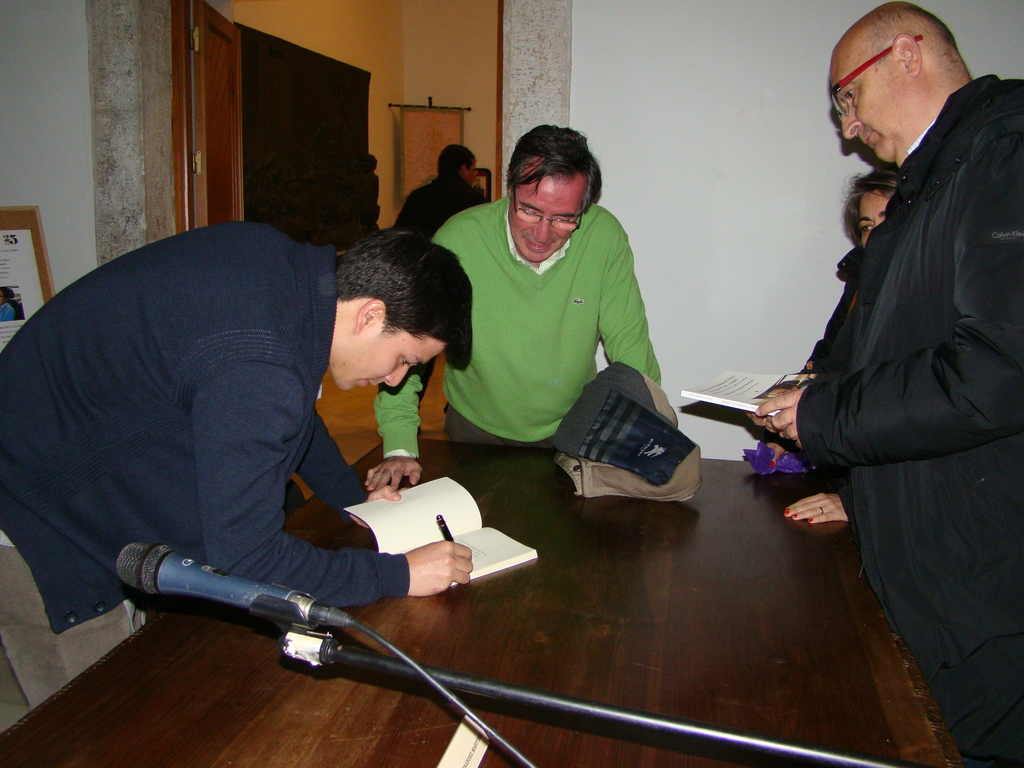 Guillermo Fernández firmando ejemplares de su libro