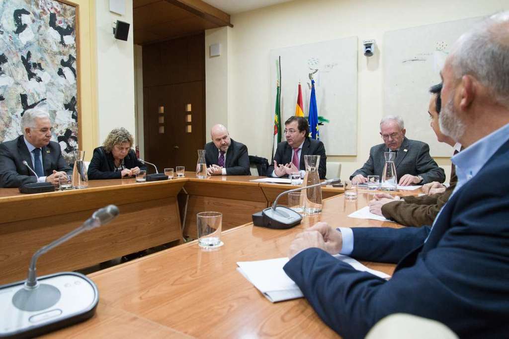 Vara se reúne con los presidentes nacional y regional de CERMI para abordar cuestiones relacionadas con la discapacidad