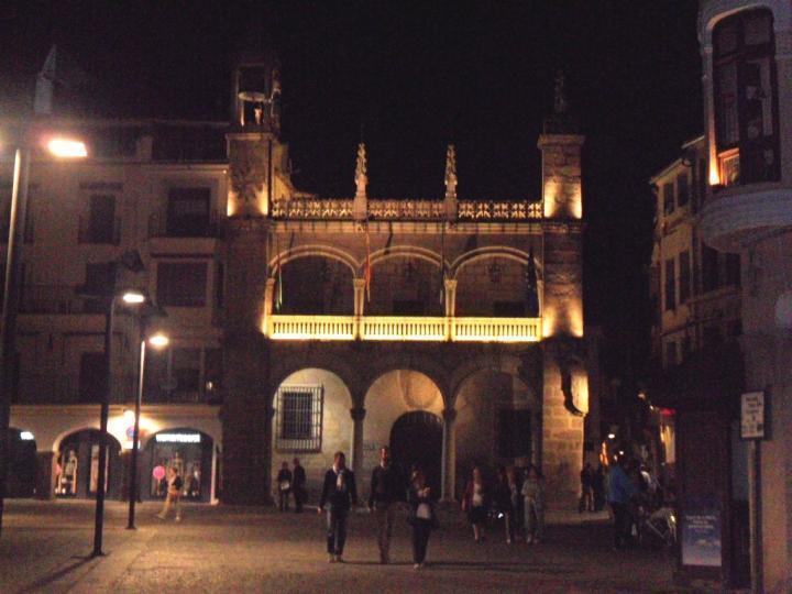 Plaza Mayor de Plasencia,de noche. 90fd_7629