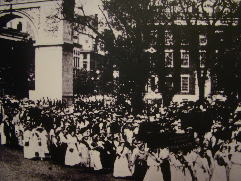 Manifestación por las calles de N.Y. poco antes de la I Guerra Mundial