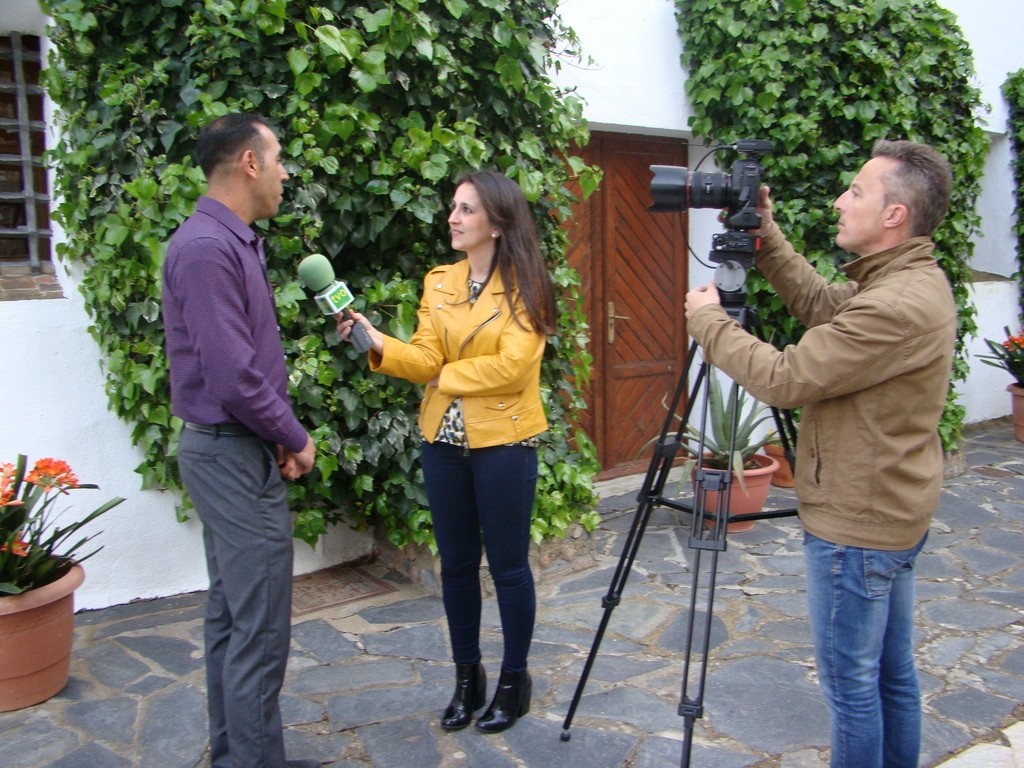 Cástor Saldaña Sousa entrevistado por la Televisión Local