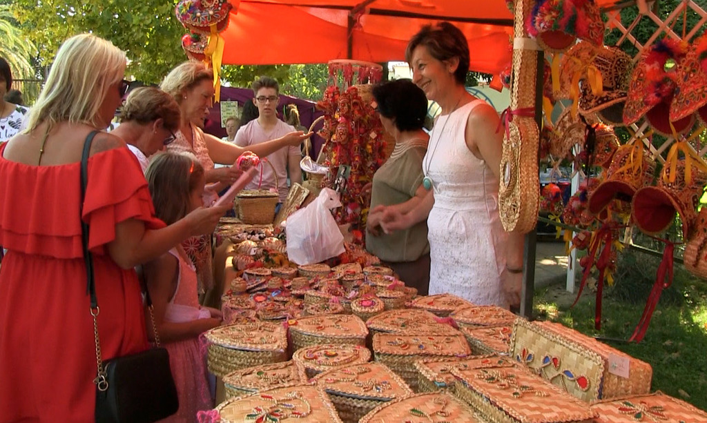 Puesto de artesanía de cestería en Mercado Rural Artesano de Montehermoso