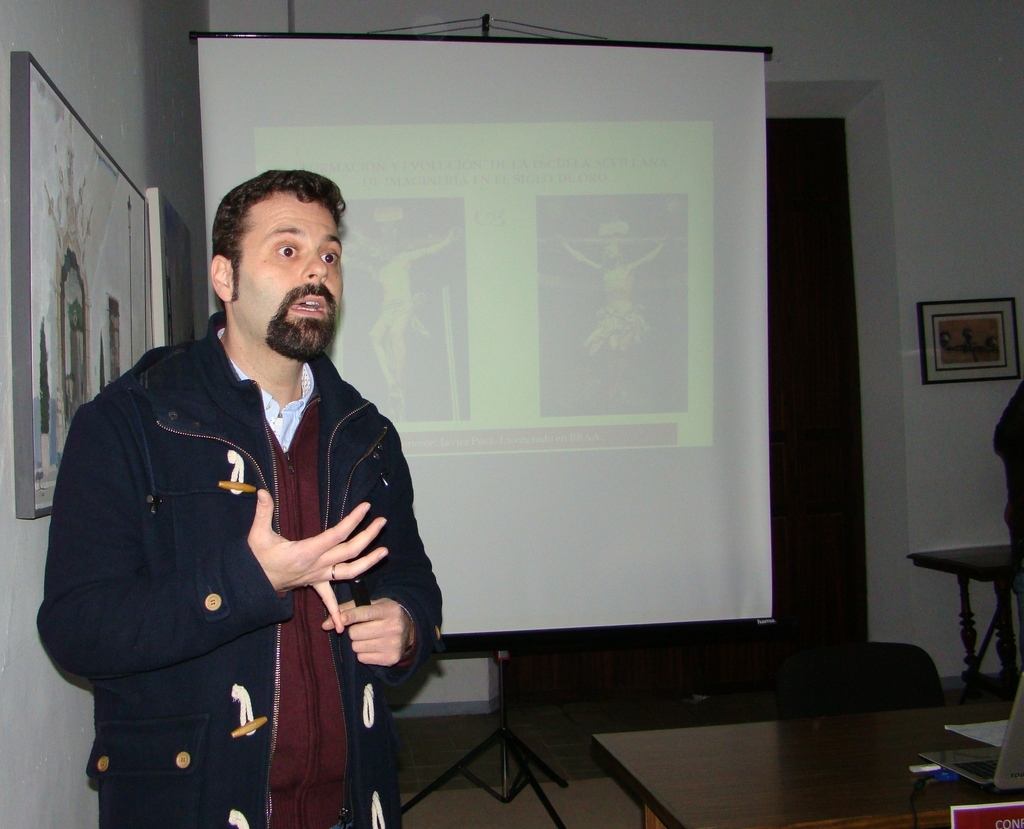 Javier Páez en un momento de la conferencia sobre la formación y evolución de la escuela sevillana de imaginería en  Siglo de Oro