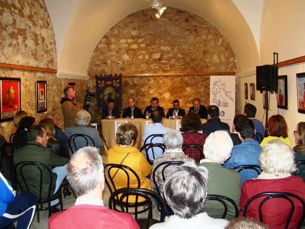 Público asistente a la presentación del libro "Historia de la Real Archicofradía de Nuestro Señor Jesús de los Pasos'',