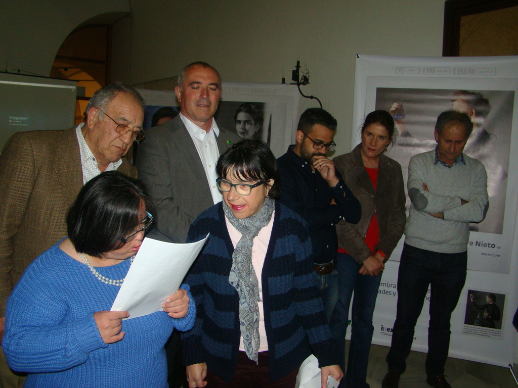 Dos usuarias de Aprosuba 14 - Plena inclusión Extremadura leyendo un manifiesto relacionado con la exposición.