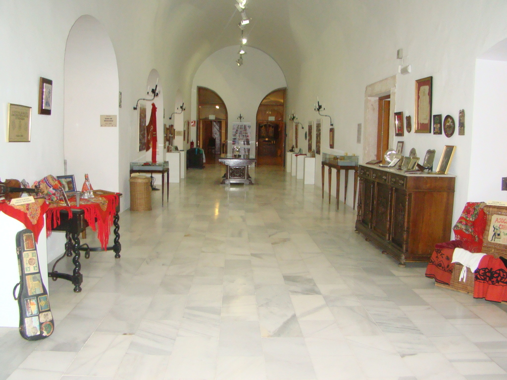 Pasillo planta alta del Museo donde está la Exposición "La Encina: 75 Años de Folklore"