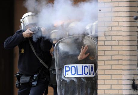 Actuación Policial con material antidisturbios.