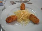 Croquetas de chorizo y huevo cocido acompañadas de patatas paja