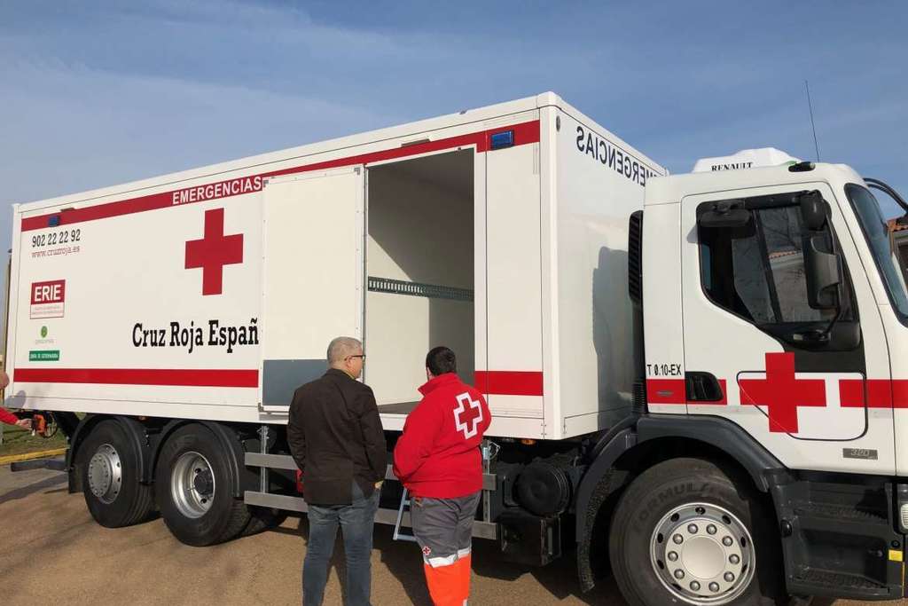 Medio Ambiente entrega un camión de emergencias a Cruz Roja