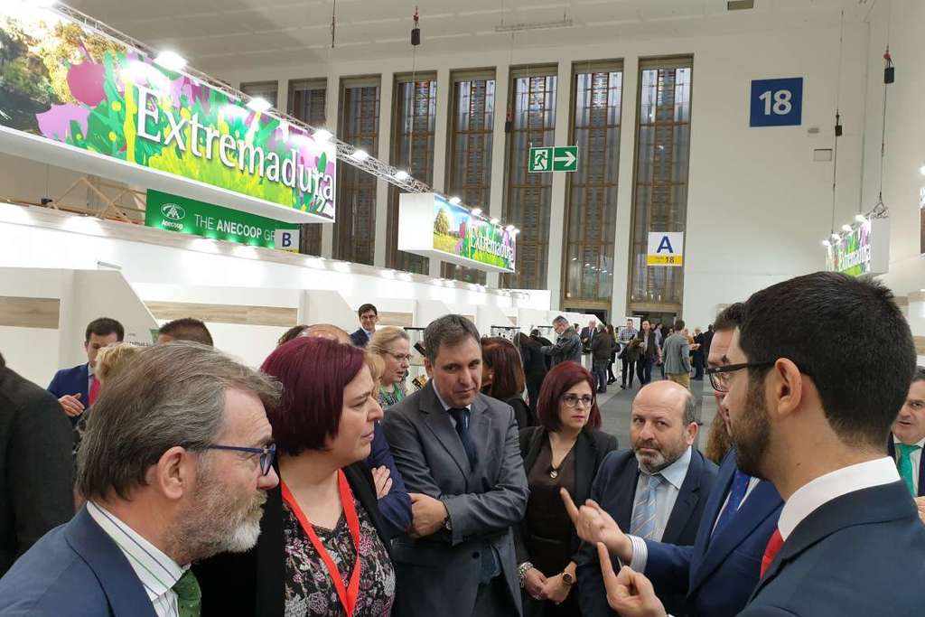 La consejera de Agricultura asiste a las presentaciones de productos de empresas extremeñas presentes en Fruit Logistica Berlín 2020