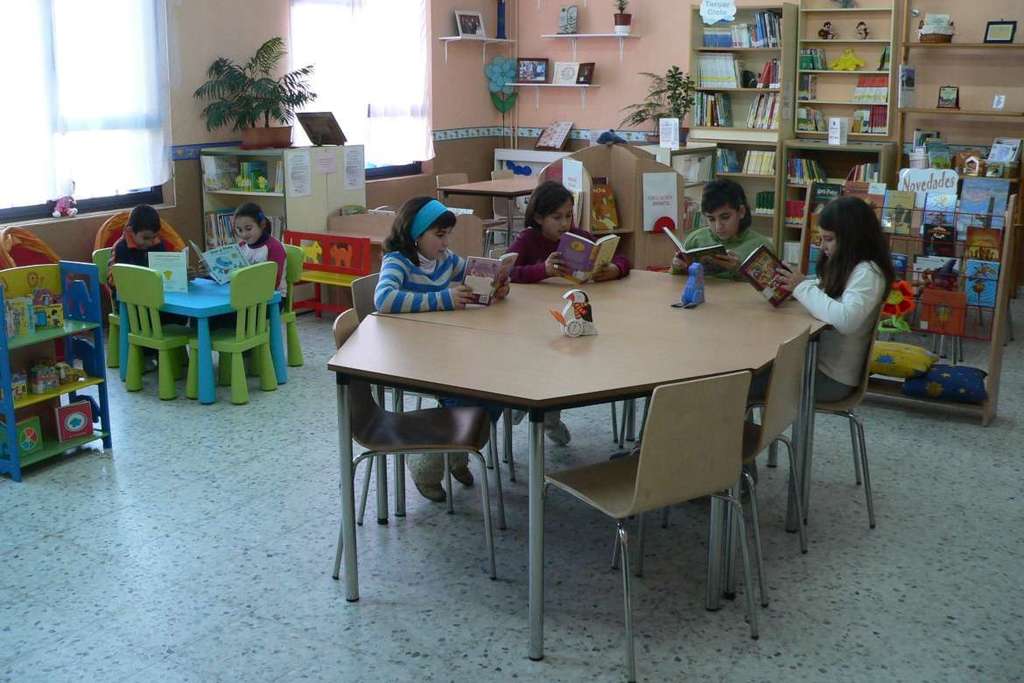 Educación destina 152.000 euros para la adscripción de centros a la Red de Bibliotecas Escolares de Extremadura