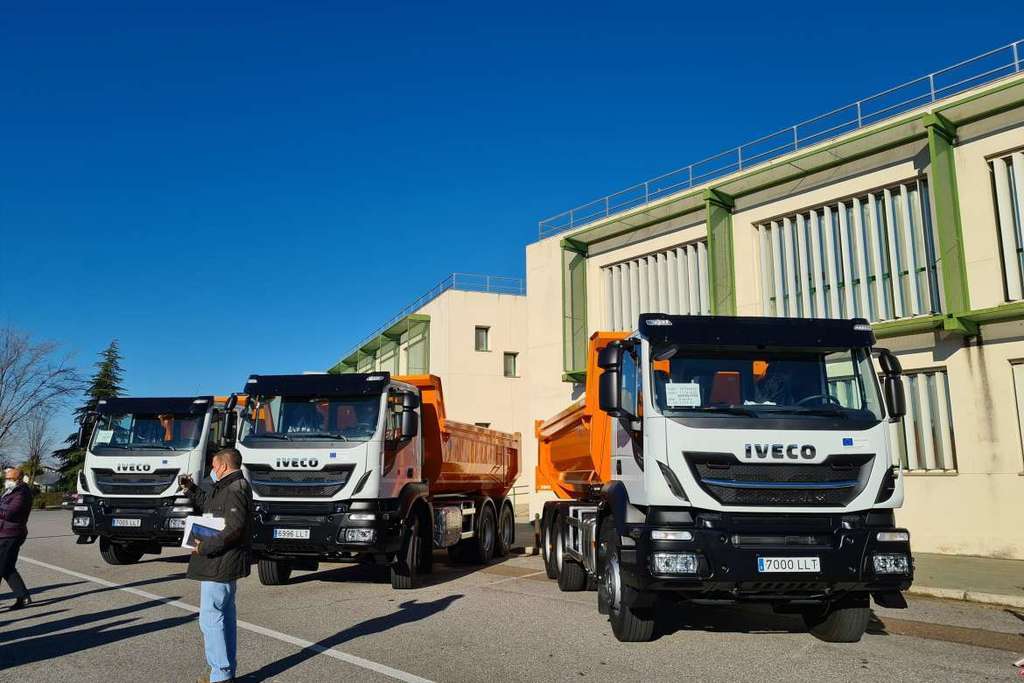 Desarrollo Rural entrega camiones para el mantenimiento de caminos rurales a las mancomunidades de Tentudía, Sierra de San Pedro y Suroeste