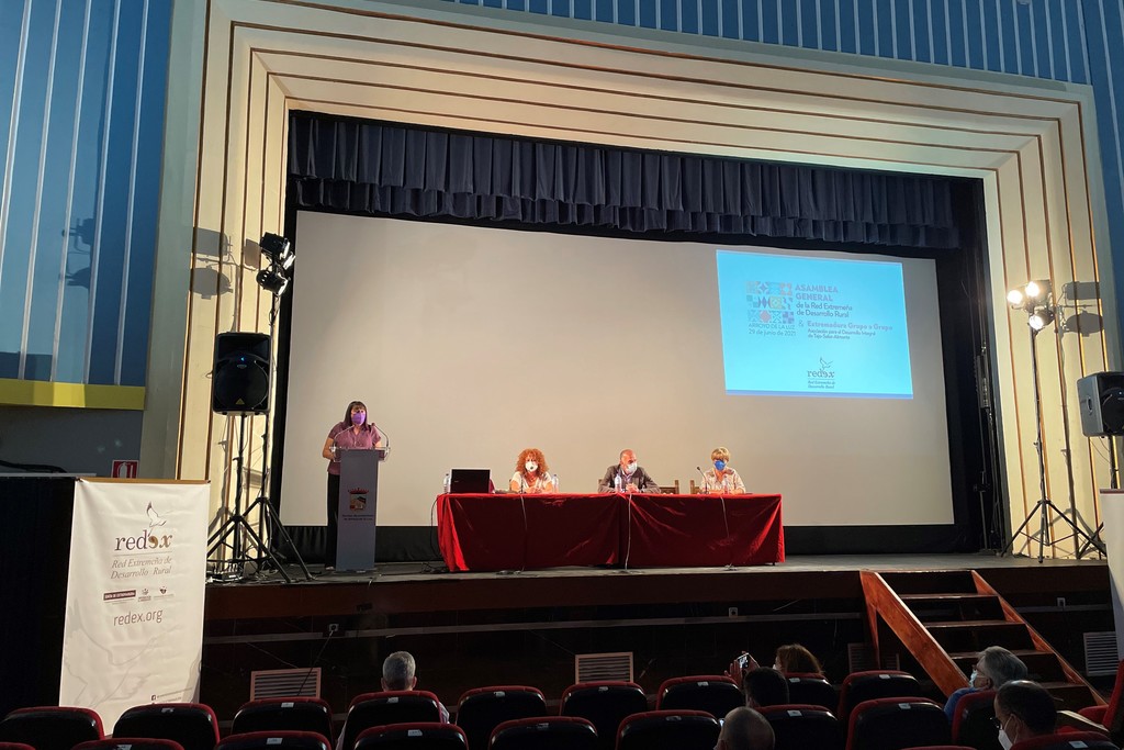 Begoña García clausura la Asamblea General de la Red Extremeña de Desarrollo Rural celebrada en Arroyo de la Luz