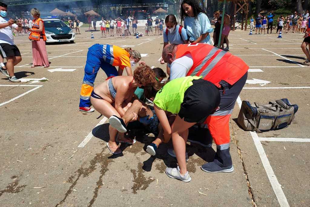 Sesenta efectivos de emergencias participan en el simulacro de salvamento acuático organizado por el 112 en la playa de Orellana