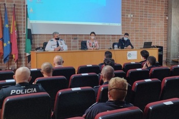 Nieves Villar inaugura un curso que forma a policías locales para promocionar a oficiales