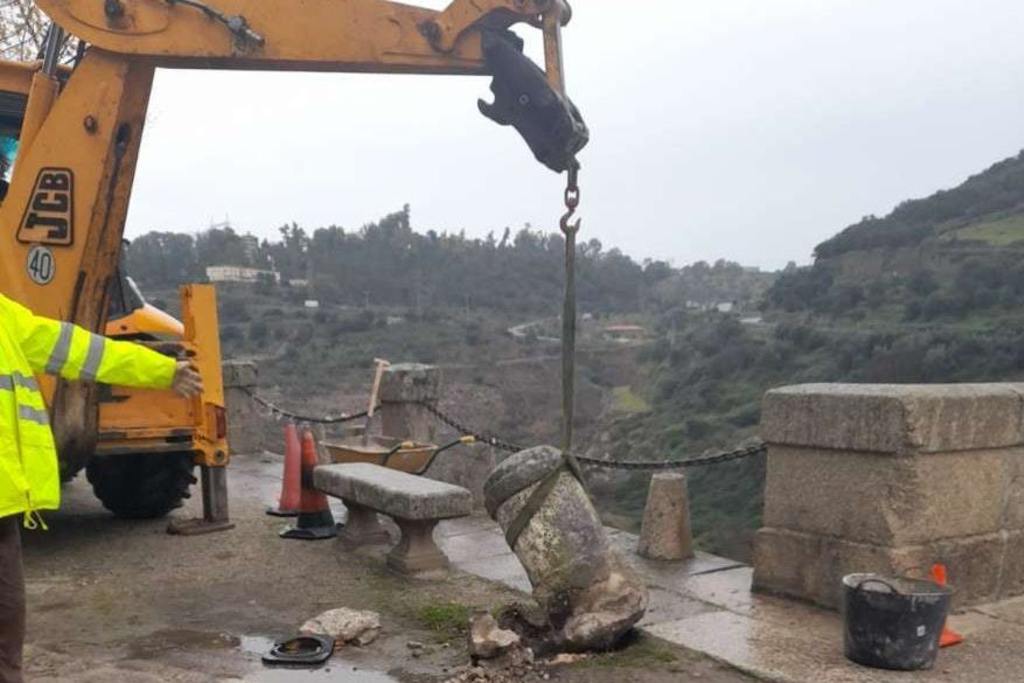 Reparados los daños por impacto de vehículos pesados en el acceso al puente romano de Alcántara