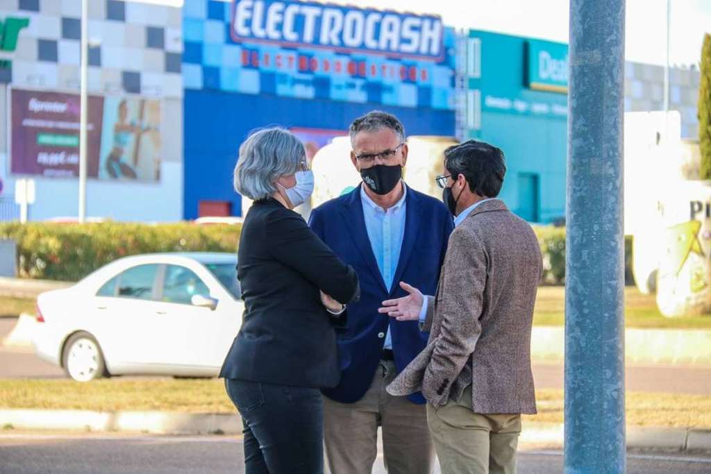 Leire Iglesias destaca que el carril bici y peatonal entre Don Benito y Villanueva de la Serena servirá para fomentar la movilidad sostenible y humanizar la EX-206