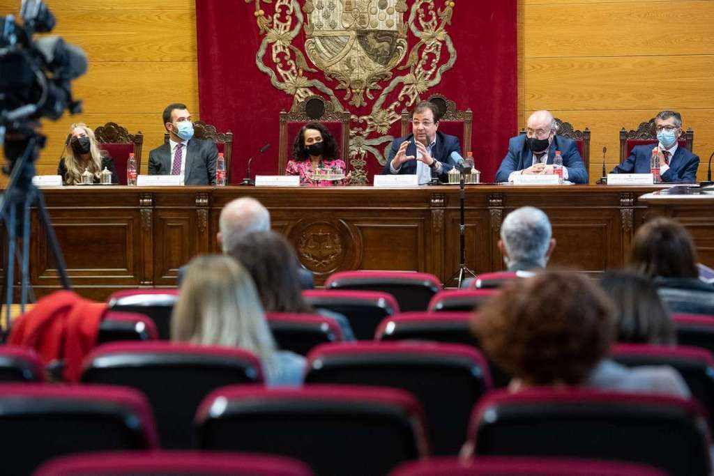 Fernández Vara señala la importancia de la especialización en la justicia para resolver los problemas de la sociedad