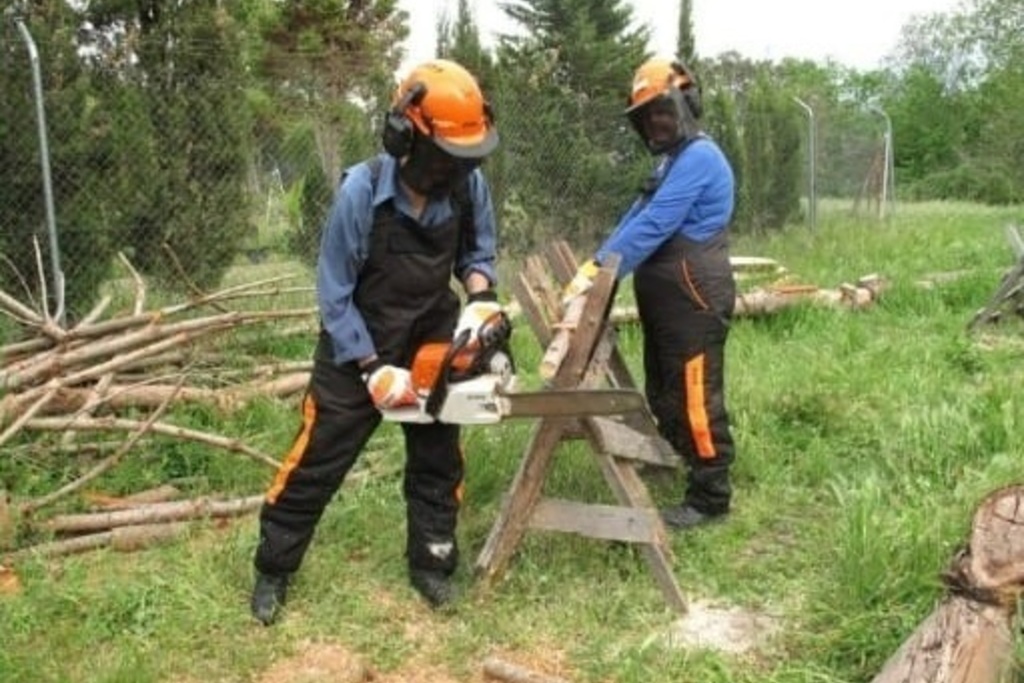 El Centro de Formación del Medio Rural de Navalmoral de la Mata imparte un curso de manejo de maquinaria agroforestal dirigido a mujeres