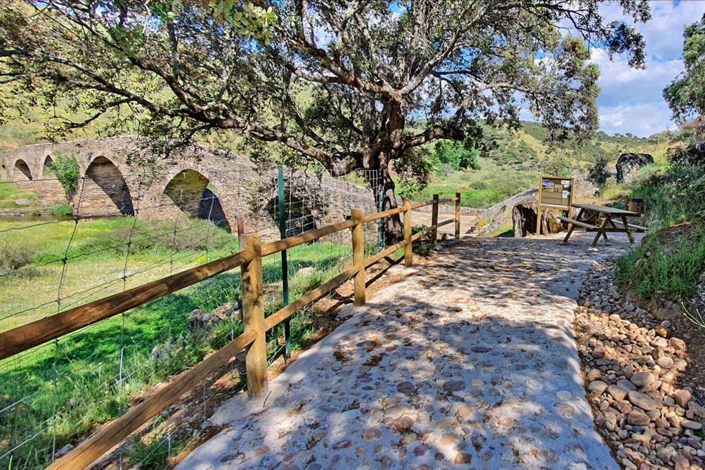 El Puente del Conde de Aldeacentenera, Bien de Interés Cultural, estrena acceso, señalización y aparcamientos