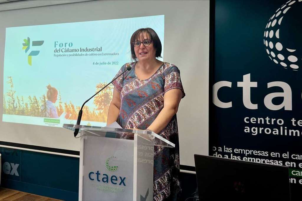 Begoña García destaca el potencial industrial y medioambiental del cultivo del cáñamo para Extremadura