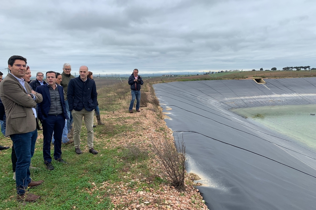 Miguel Ángel Gallardo visita las obras de ampliación del regadío en Villanueva del Fresno