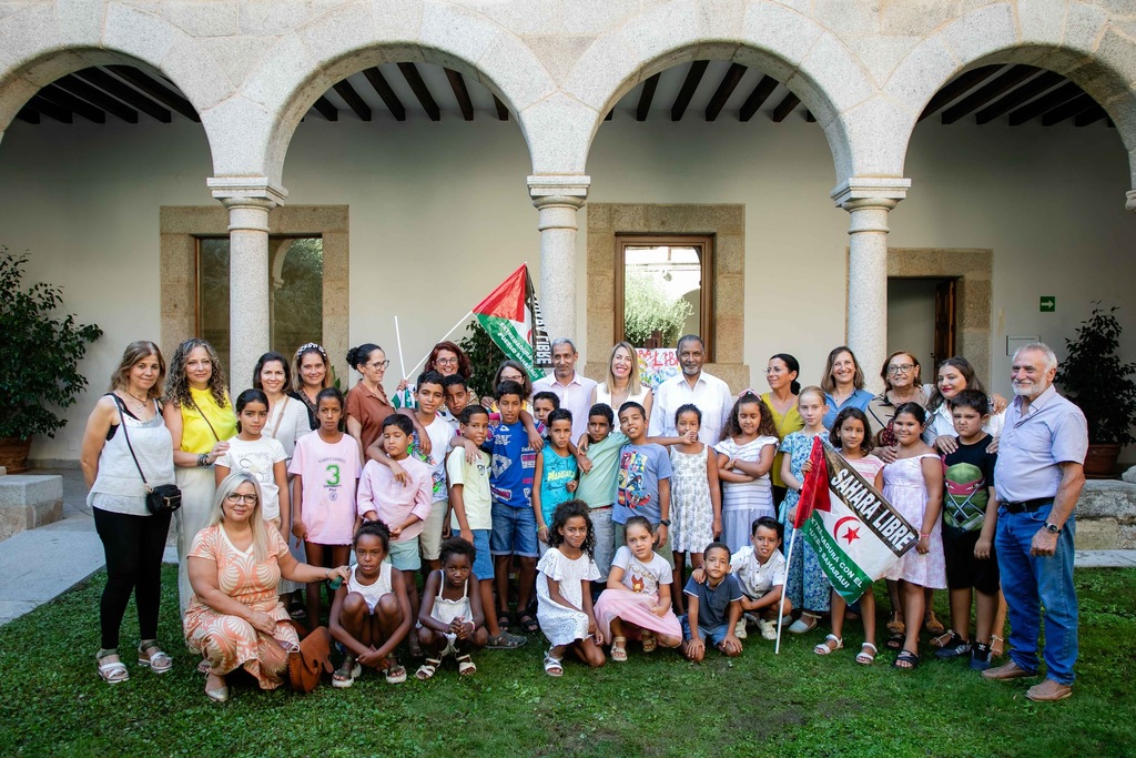 María Guardiola despide a un grupo de niños saharauis del programa 'Vacaciones en Paz' de Extremadura