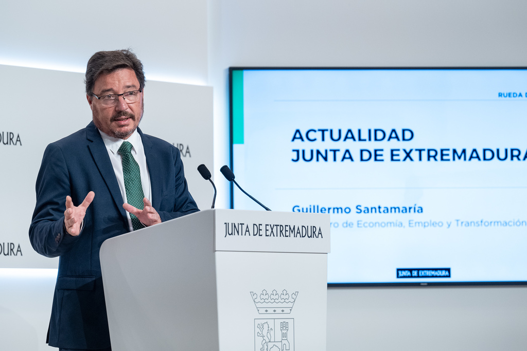 El consejero de Economía anuncia que la empresa Amazon no dispone de una fecha de apertura para su centro de Badajoz