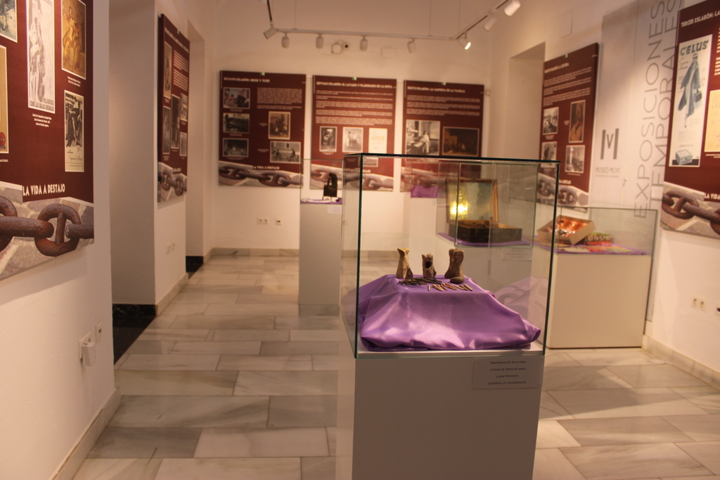 El Museo Etnográfico de Villafranca de los Barros acoge la muestra itinerante 'La vida a destajo. Eslabones en la historia de la mujer'