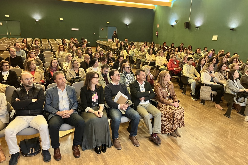 Más de un centenar de docentes asisten al 'Evento para la creación de comunidades educativas intergeneracionales' para mejorar programas y conseguir mayor repercusión social