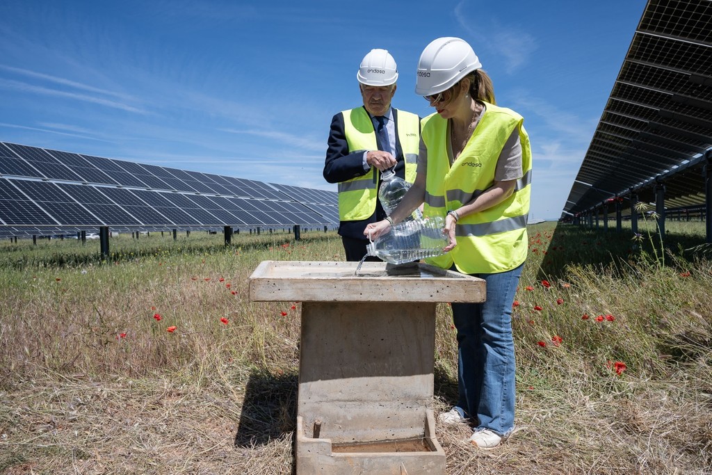 Guardiola defiende en la planta solar 'Puerta Palmas' la importancia de encontrar el equilibrio entre el desarrollo y la protección del medio ambiente