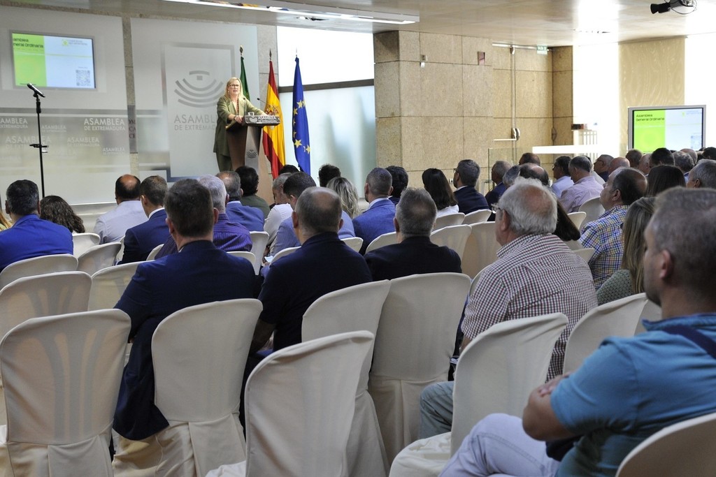 La presidenta de la Asamblea apela a la coordinación entre administraciones para reforzar el cooperativismo