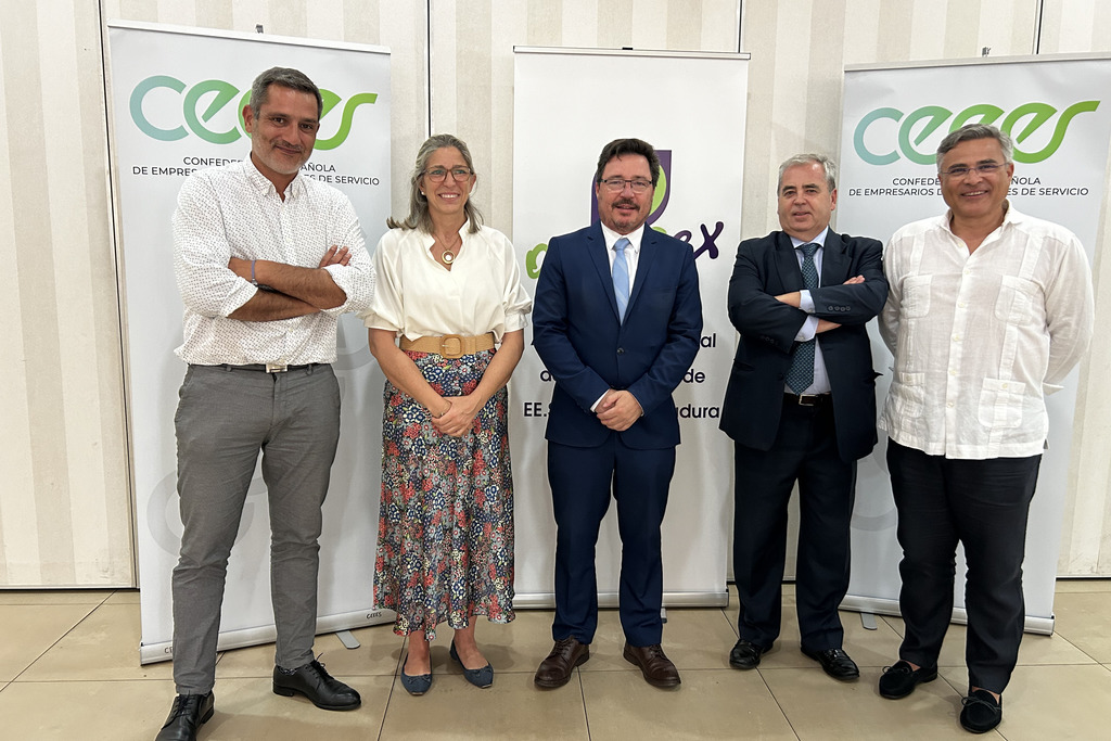 Santamaría muestra su apoyo a los empresarios de estaciones de servicios de Extremadura participando en su jornada "Un café con CEEES"
