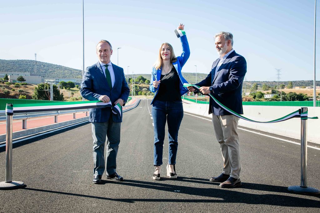 María Guardiola inaugura un nuevo vial que descongestionará el centro de Plasencia y anuncia que las obras de la avenida Martín Palomino comenzarán "cuanto antes"