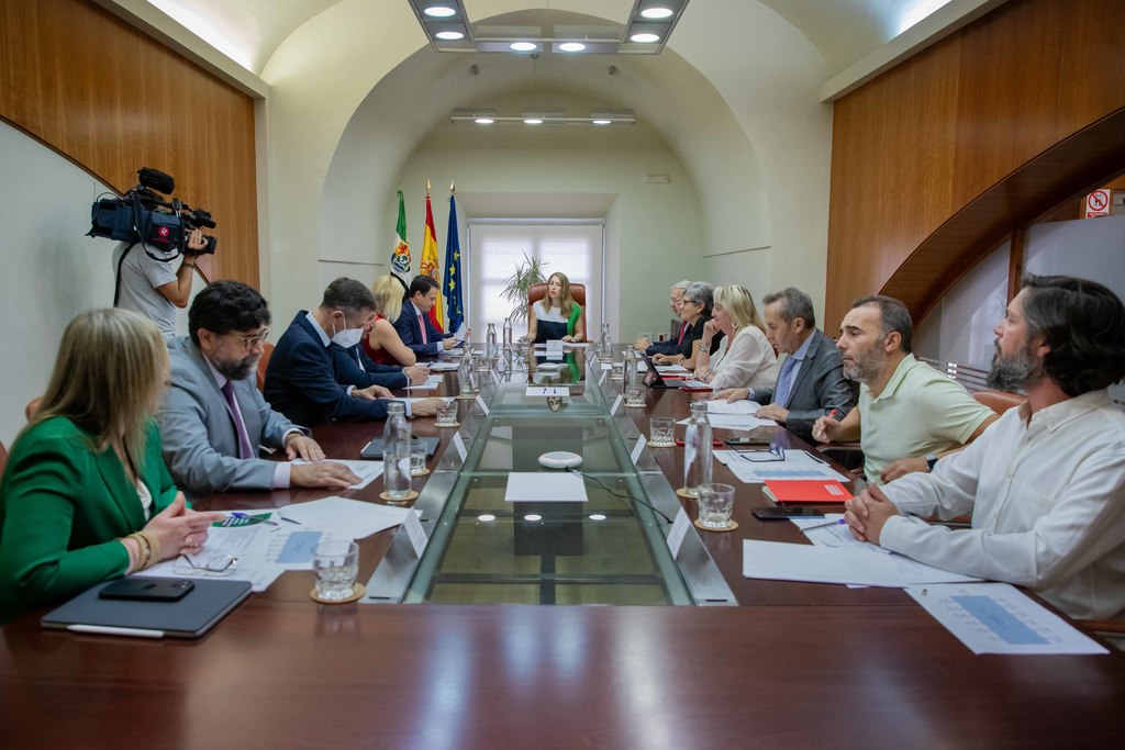 María Guardiola preside la reunión del Consejo de Concertación Social y Económica de Extremadura