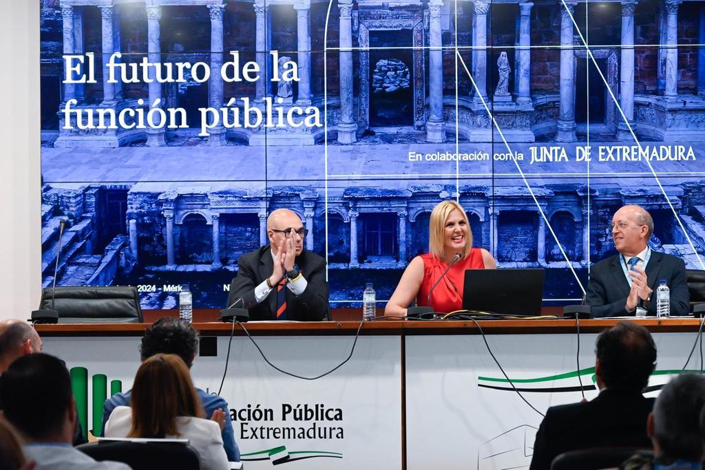 La consejera Elena Manzano anuncia que la Junta pondrá en marcha un programa de transferencia del conocimiento para las futuras jubilaciones