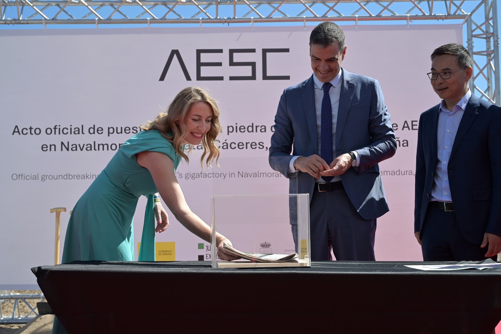 Guardiola visita los terrenos de la futura gigafactoría de AESC en Navalmoral de la Mata y reclama el mantenimiento de la central de Almaraz