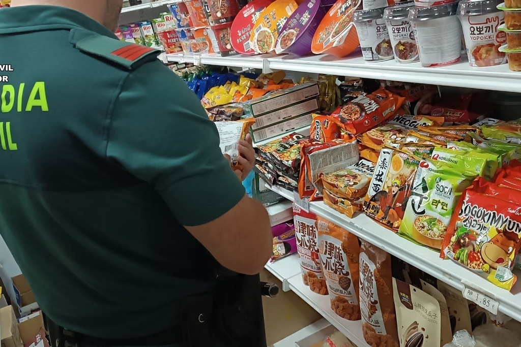 La Guardia Civil inmoviliza casi 1.700 artículos de alimentación de origen asiático