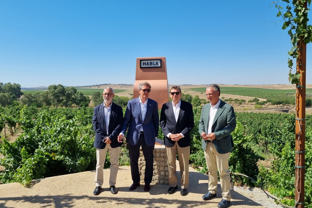 Luis Planas subraya el esfuerzo de las bodegas españolas para aunar innovación, progreso y vanguardia