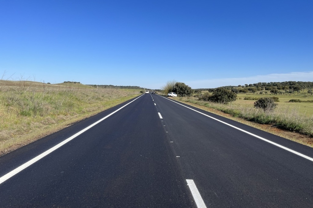 Diputación de Badajoz licita el refuerzo del firme y la mejora de seguridad vial en varias carreteras provinciales por casi 4 millones de euros