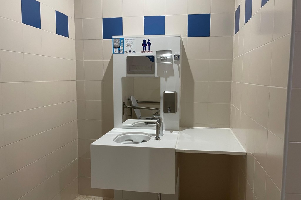 El Hospital Universitario de Badajoz instala el primer baño adaptado para pacientes ostomizados