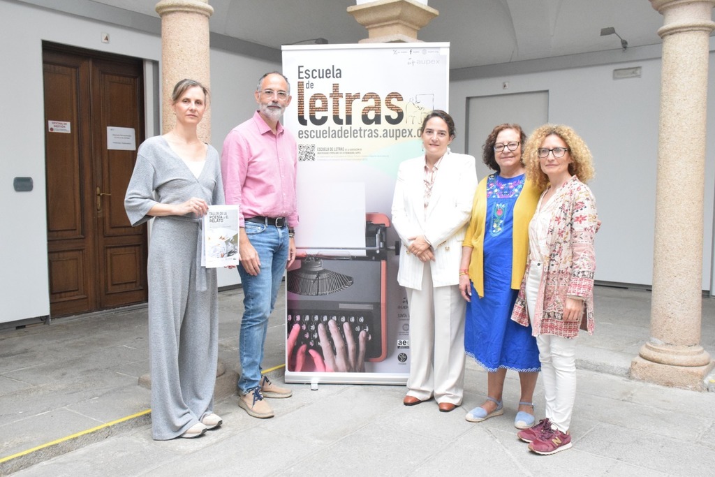 El Plan de Fomento de la Lectura y la Editora Regional participan en la Escuela de Letras de AUPEX con presentaciones de libros y encuentros con autores