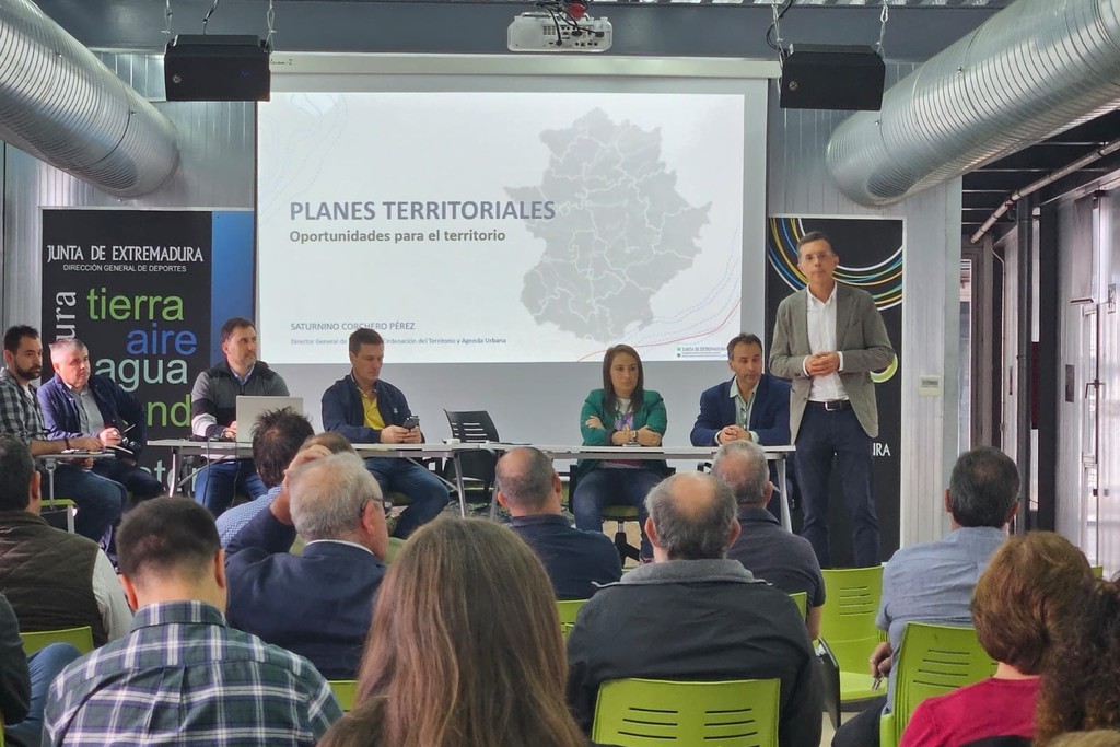 La Junta presenta a 29 municipios el Plan Territorial de Valle del Ambroz, Tierras de Granadilla y Las Hurdes, con hasta 75.000 euros de ayuda para planes de urbanismo