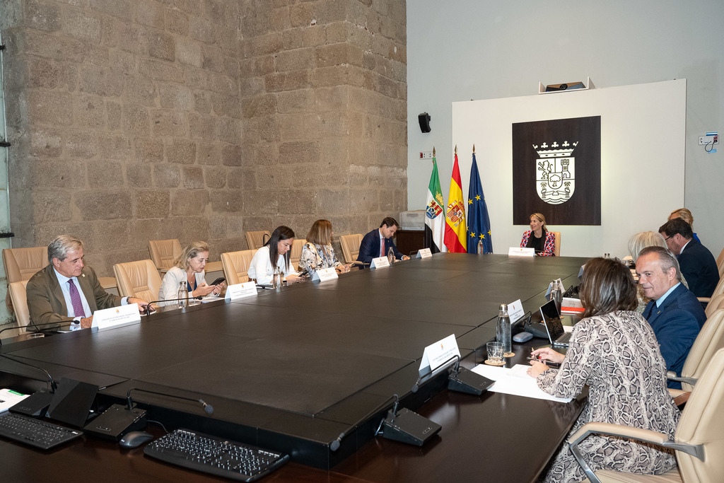 La Junta de Extremadura aprueba nuevas ayudas de hasta 30.000 euros para fomentar la digitalización en el sector industrial