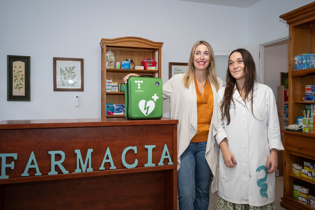 María Guardiola inaugura en Aljucén el 'Programa de Puntos de Cardioprotección en el Ámbito Rural de Extremadura' con la instalación de un desfibrilador en la farmacia de esta localidad