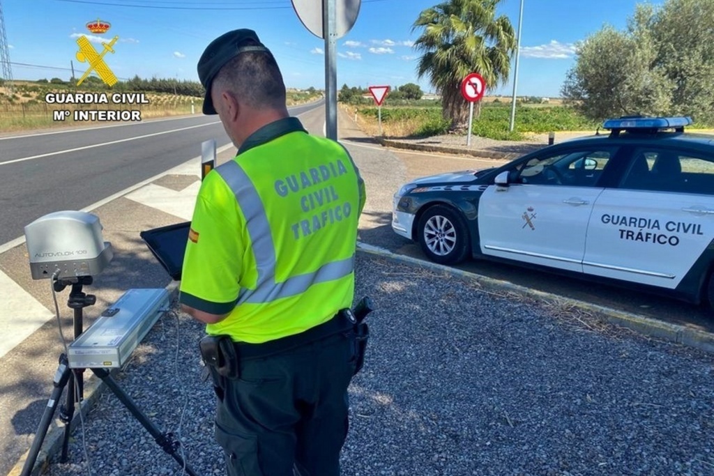 La Guardia Civil investigó a un vecino de Badajoz que circuló a 254 km/h en la autovía A-5