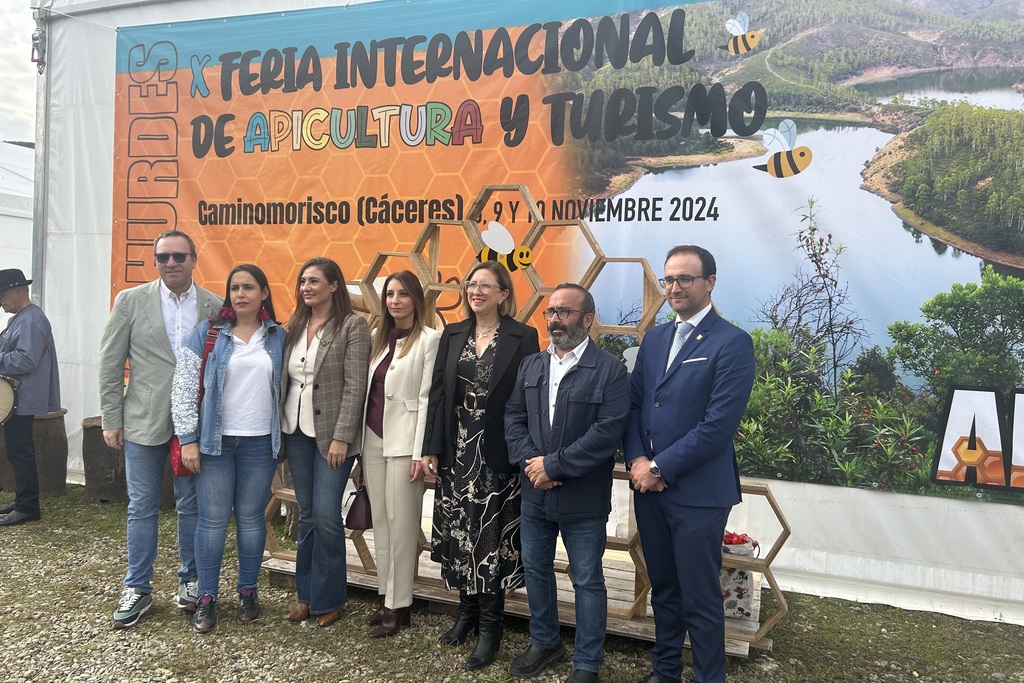 Mercedes Morán inaugura la X Feria Internacional de la Apicultura y el Turismo de Las Hurdes como un referente para estos sectores